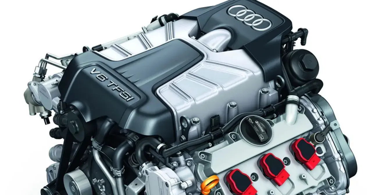 Silnik V6 TFSI Audi z widocznymi cewkami zapłonowymi i logo marki.