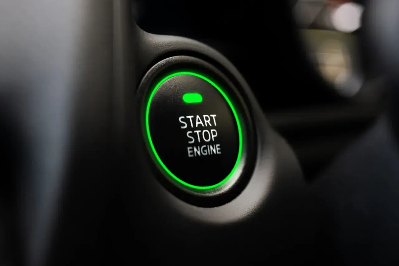 Przycisk "START STOP ENGINE" z zielonym podświetleniem. Gotowy, by dowiedzieć się, jak odpalic auto?