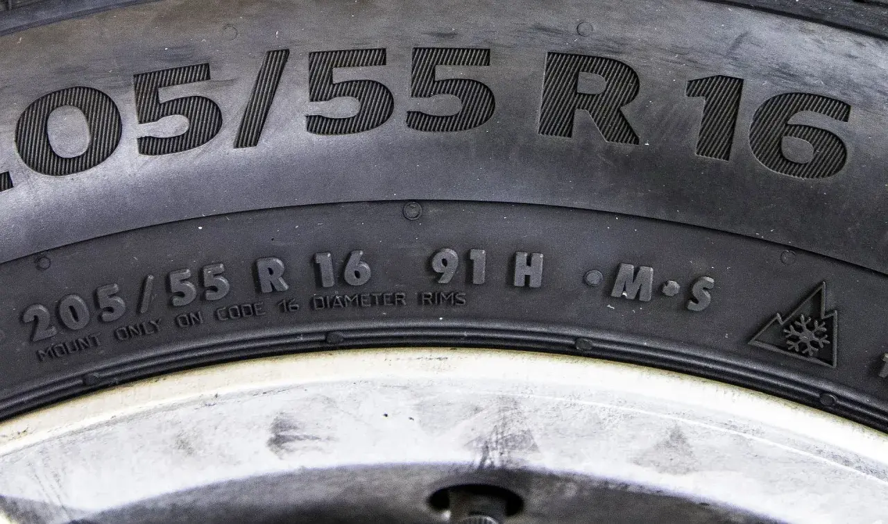 Opona z oznaczeniem 205/55 R16, indeks nośności 91H. Symbol M+S i płatka śniegu.