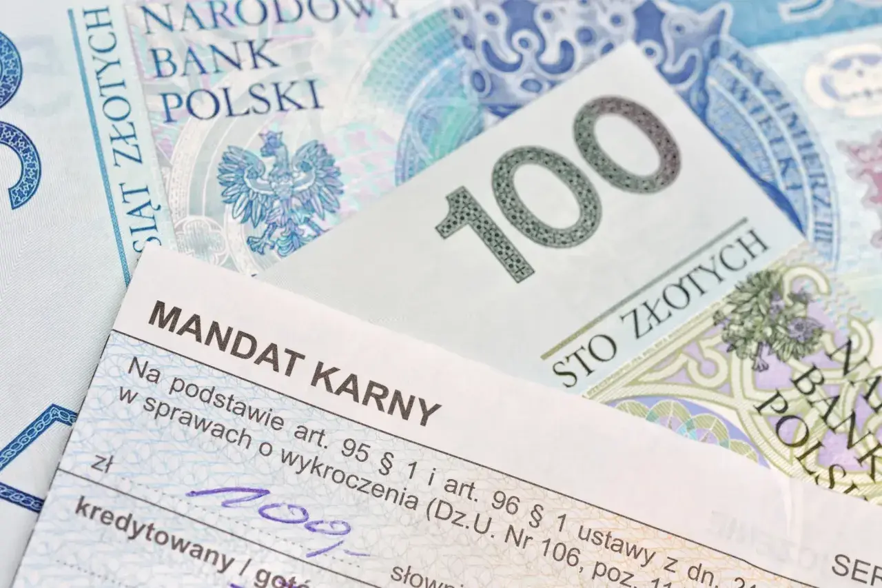 Mandat karny leżący na banknotach 100 zł. Czy to zapowiedź nowego taryfikatora mandatów 2026?