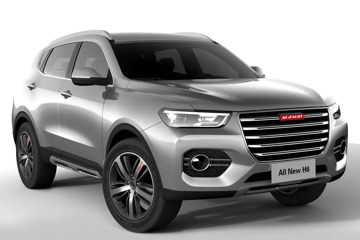 Srebrny SUV Haval H6 z czerwonym logo. Nowoczesny design, eleganckie linie i sportowe felgi.