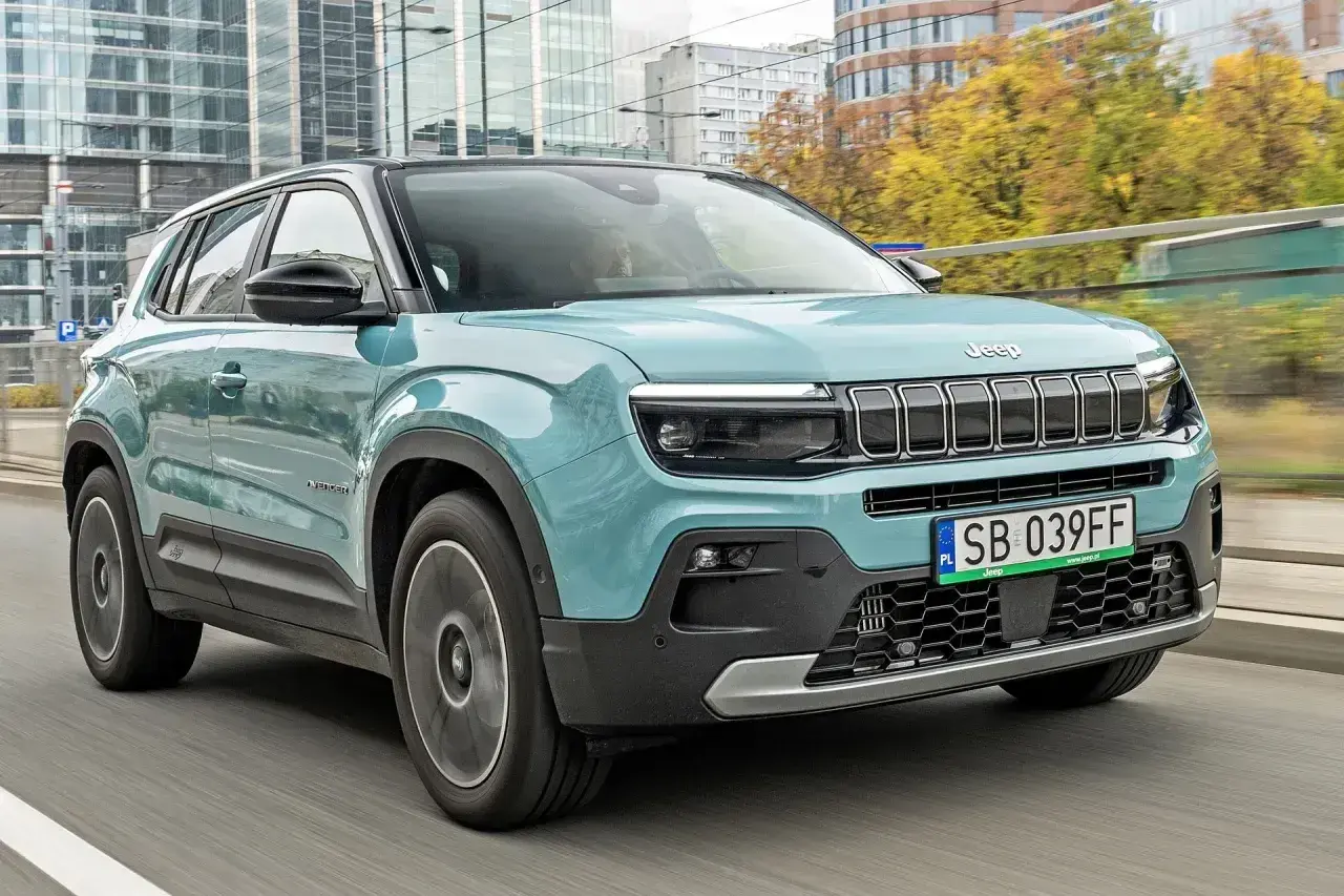 Turkusowy Jeep Avenger na ulicach miasta. Sprawdź atrakcyjną jeep avenger cena i wybierz swój wymarzony model.
