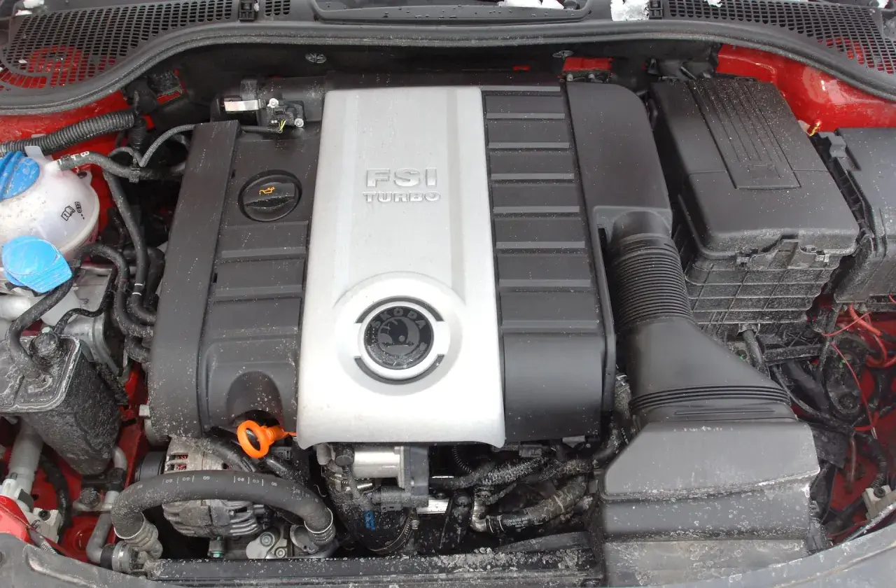 Silnik FSI Turbo, jeden z najlepszych silników benzynowych, w komorze silnika samochodu Skoda.
