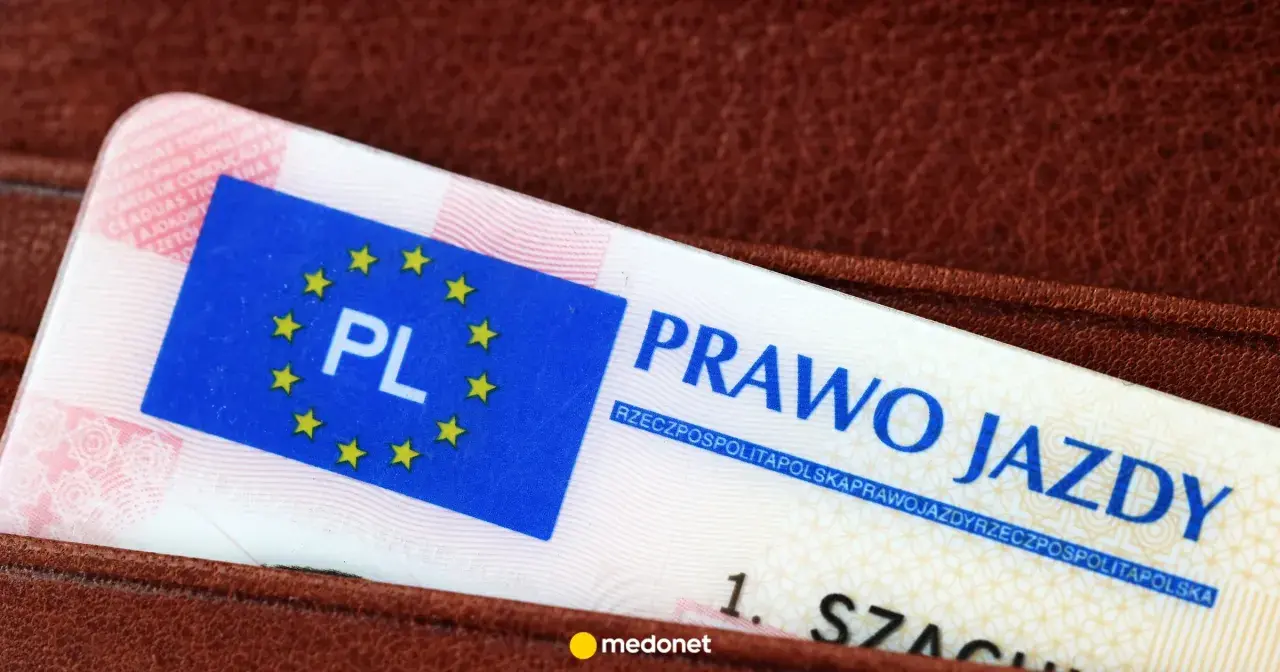 Prawo jazdy PL w portfelu. Bez niego jazda w okularach bez wpisu jest niemożliwa.