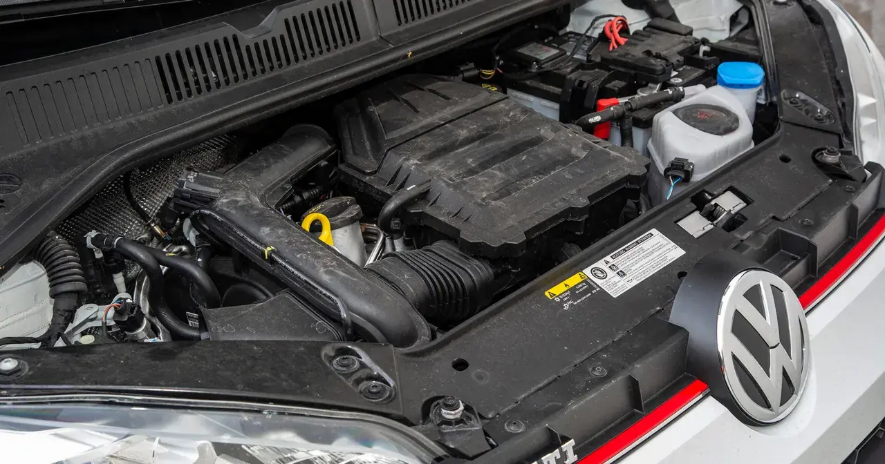 Silnik 1.0 TSI w samochodzie Volkswagen. Widoczny jest blok silnika, akumulator i płyny eksploatacyjne.