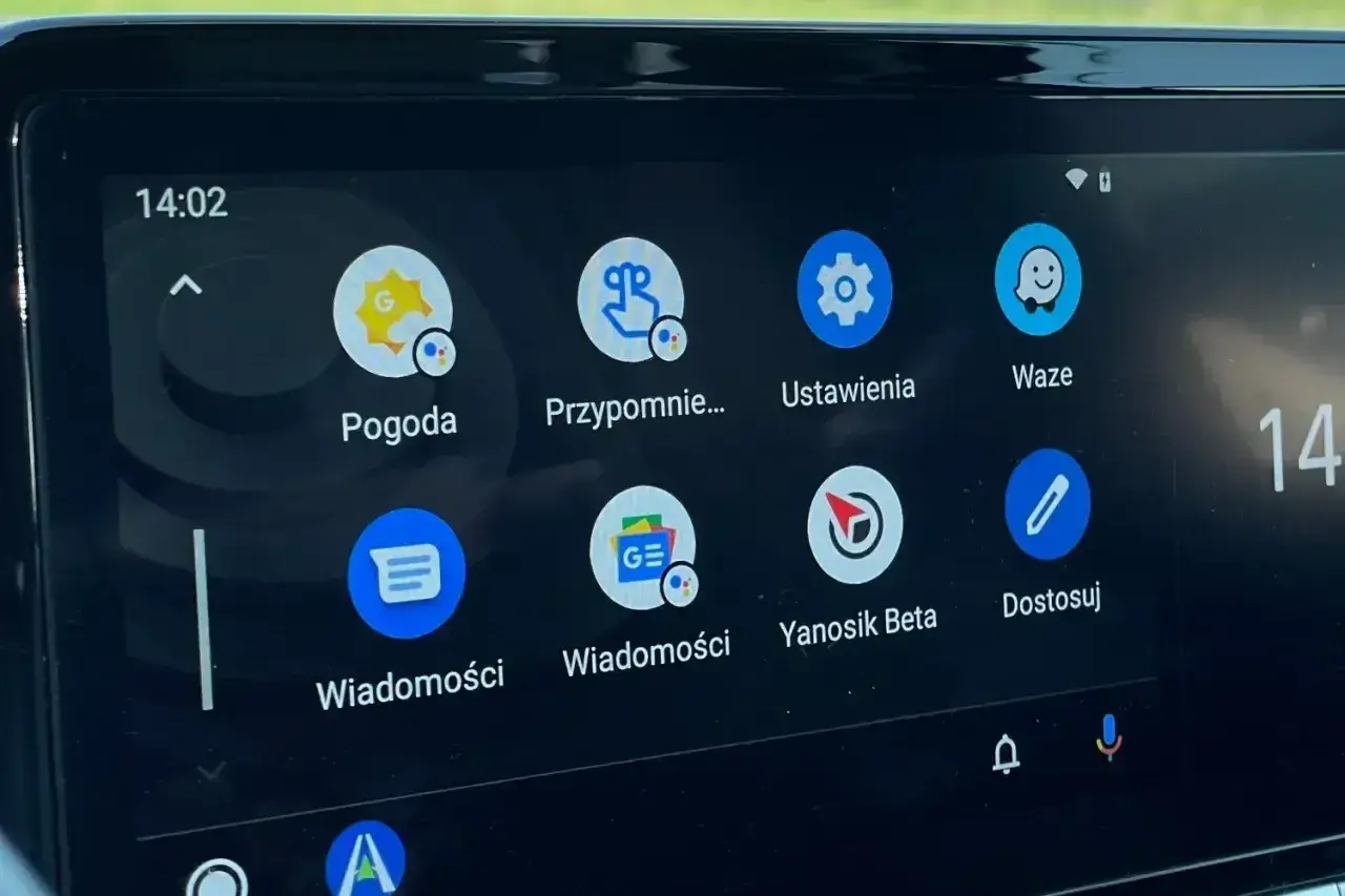 Ekran Yanosik Beta na Android Auto. Widoczne ikony Pogoda, Ustawienia, Wiadomości i inne aplikacje.