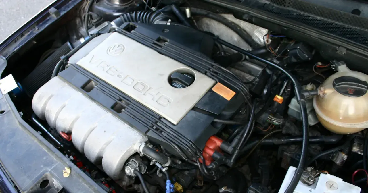 Silnik VR6-DOHC z widocznym filtrem powietrza i zbiorniczkiem płynu chłodniczego.