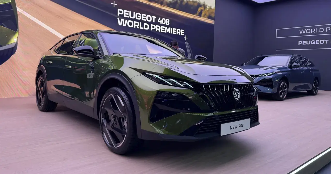 Nowy Peugeot 408 w kolorze zielonym prezentuje się na premierze światowej. Obok stoi niebieski egzemplarz.
