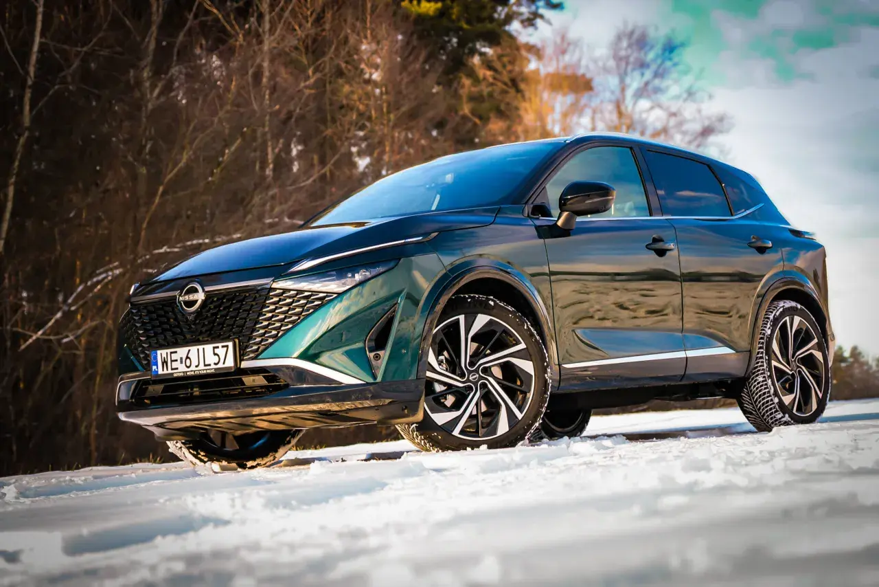 Nowy Nissan Qashqai 2025 w zimowej scenerii, gotowy na śnieżne wyzwania.