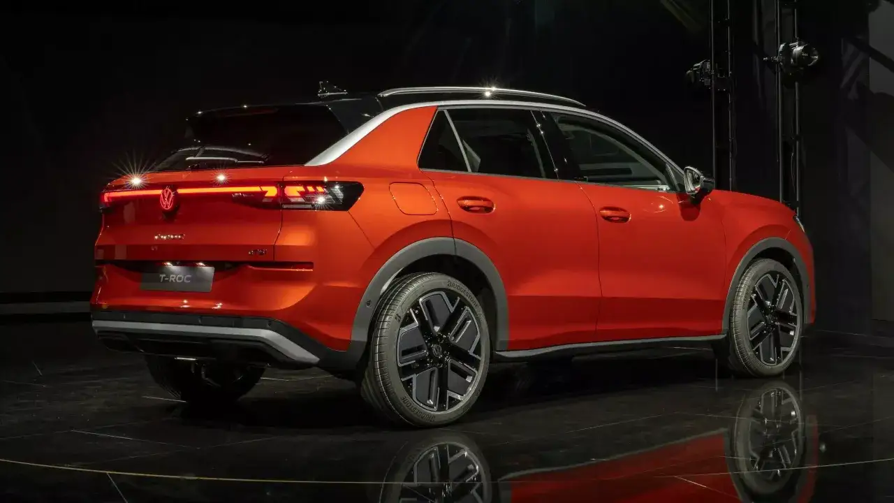 Pomarańczowy Volkswagen T-Roc z czarnym dachem, nowoczesnymi światłami LED i stylowymi felgami. Sprawdź jego atrakcyjną volkswagen t-roc cena!