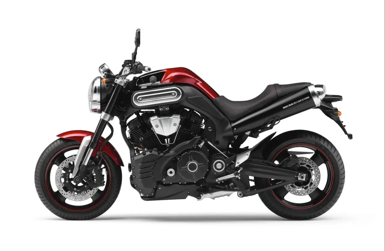 Potężny, czerwono-czarny motocykl Yamaha MT-01 z masywnym silnikiem i sportowym wydechem.