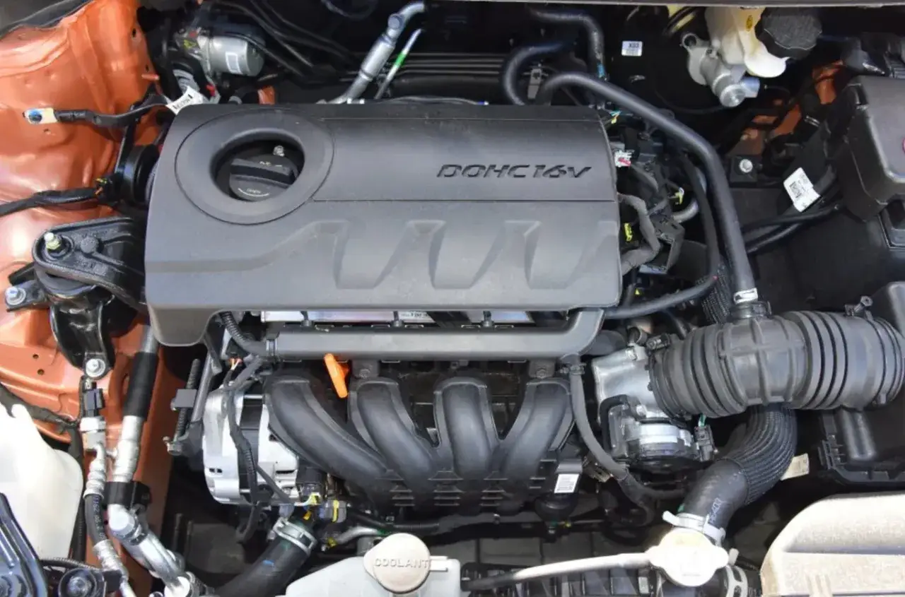 Silnik 1.6 GDI z widocznym kolektorem dolotowym i pokrywą DOHC 16V.