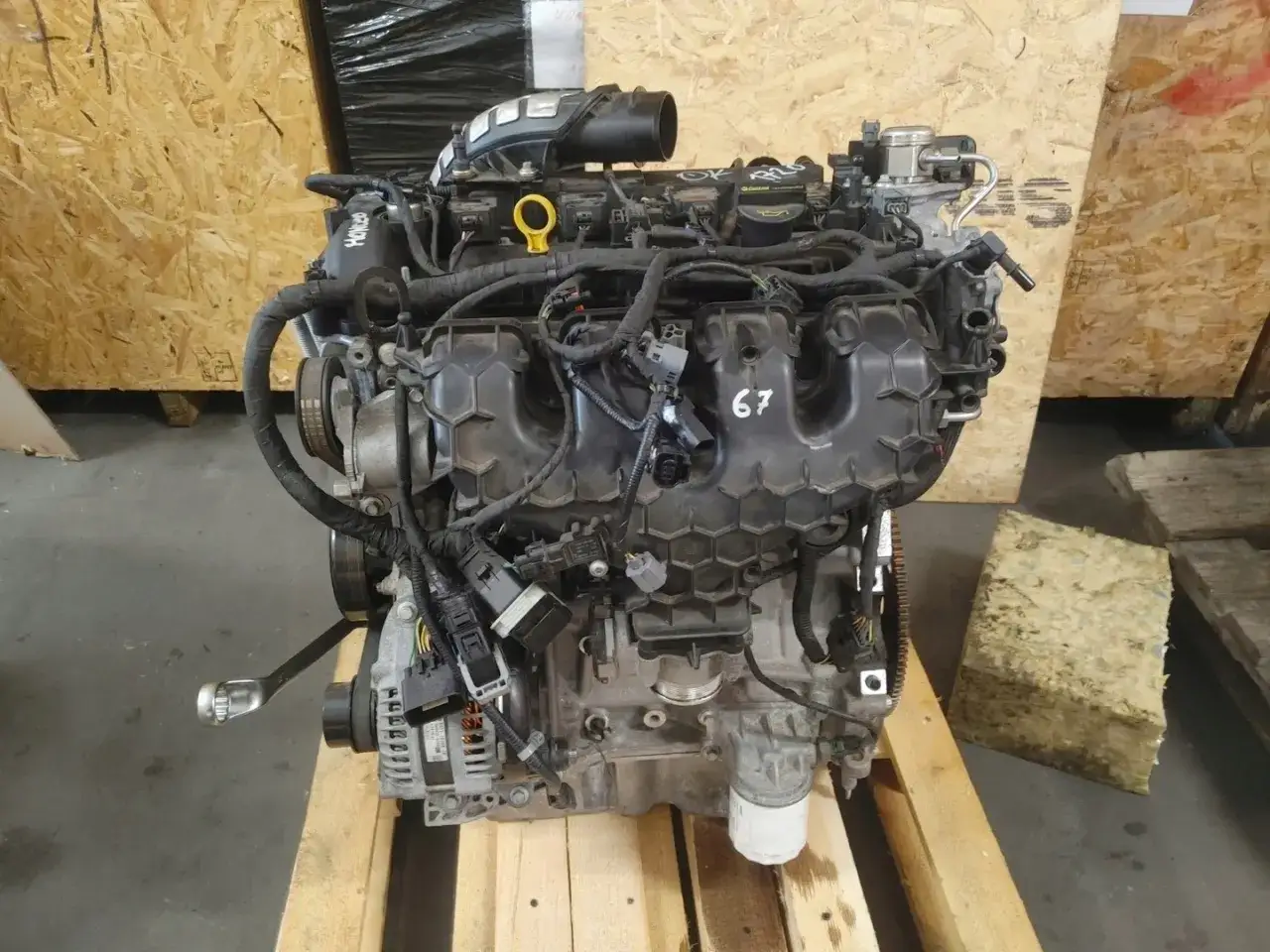 Silnik 2.0 Ecoboost z widocznym numerem 67, gotowy do montażu.