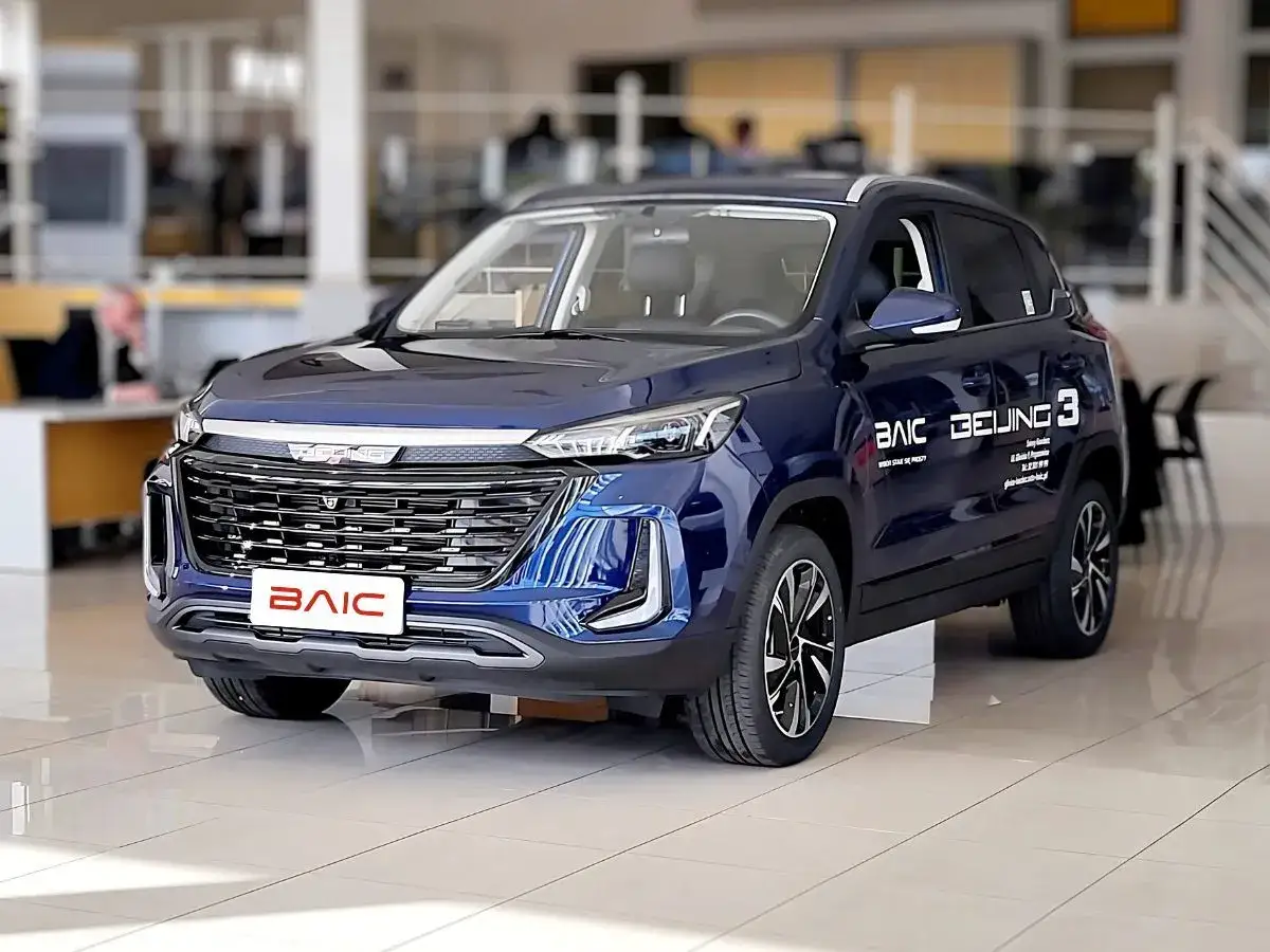 Elegancki, ciemnoniebieski BAIC Beijing 3, nowy samochód w salonie, gotowy na jazdę po mieście.