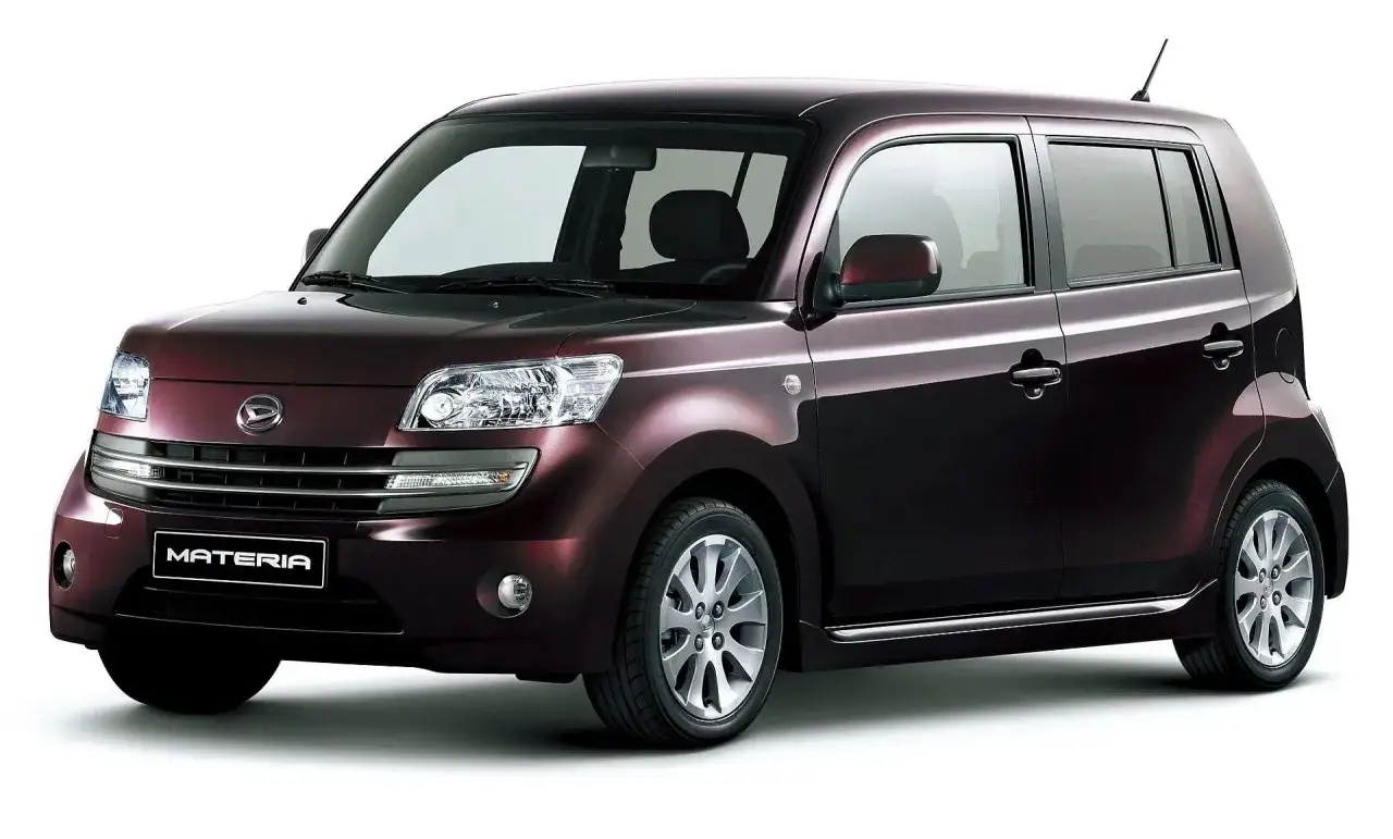 Elegancki, bordowy Daihatsu Materia z chromowanymi listwami i felgami, gotowy na miejskie przygody.