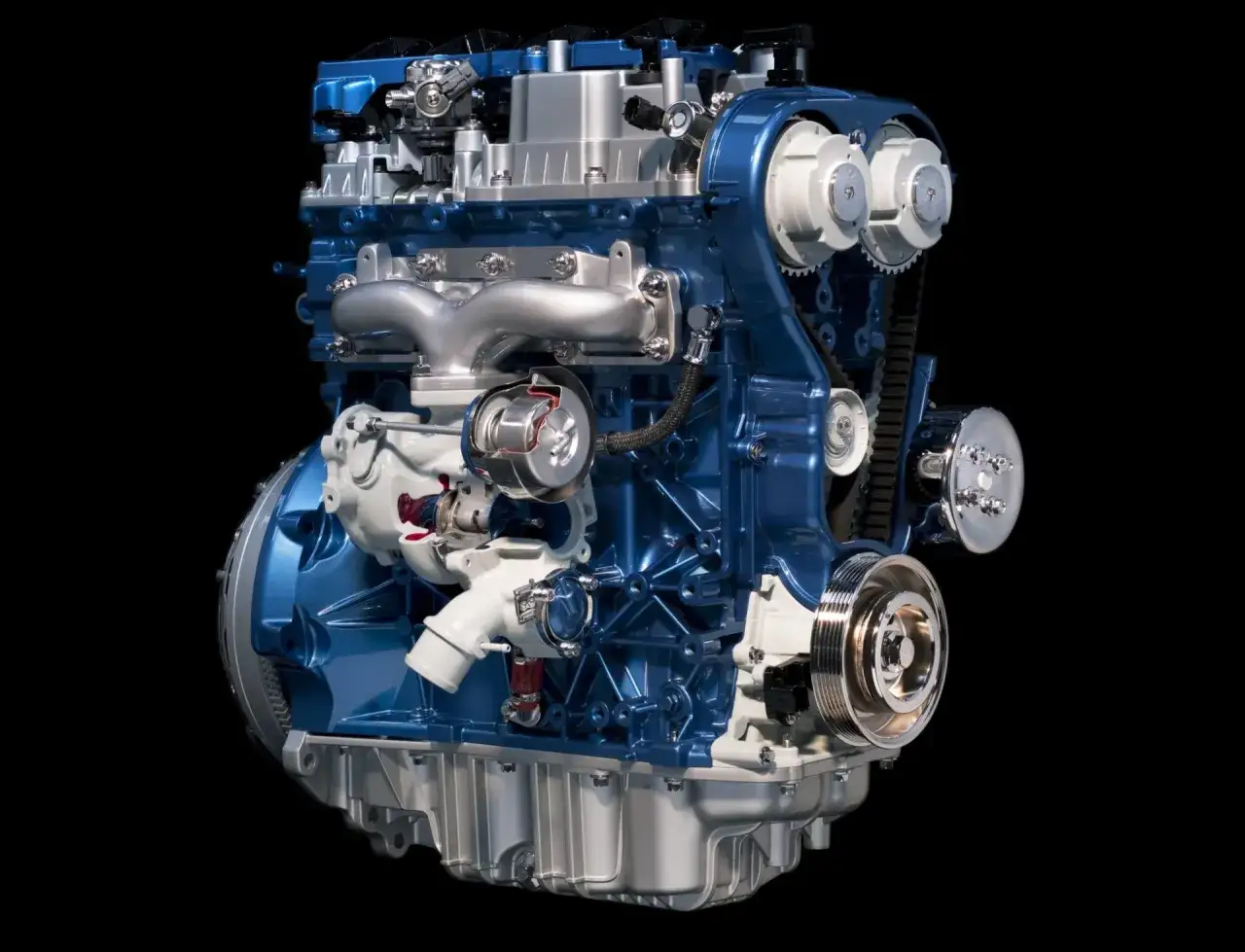 Błękitny silnik 1.6 Ecoboost z turbosprężarką i paskiem rozrządu, prezentujący zaawansowaną technologię.