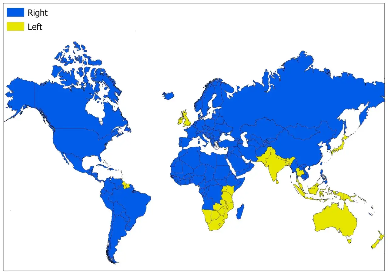 Mapa świata z zaznaczonymi krajami, gdzie jest ruch lewostronny (żółty): Wielka Brytania, Indie, Australia, Japonia, RPA i inne.