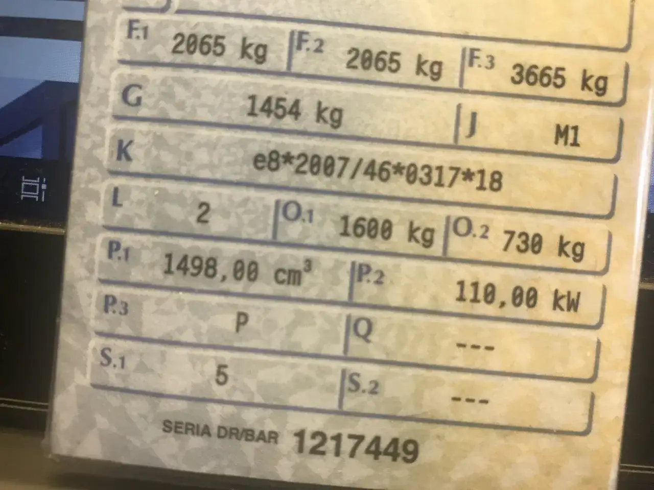 Szczegóły pojazdu z dowodu rejestracyjnego: masa własna 1454 kg, dopuszczalna masa całkowita 3665 kg, moc 110 kW.