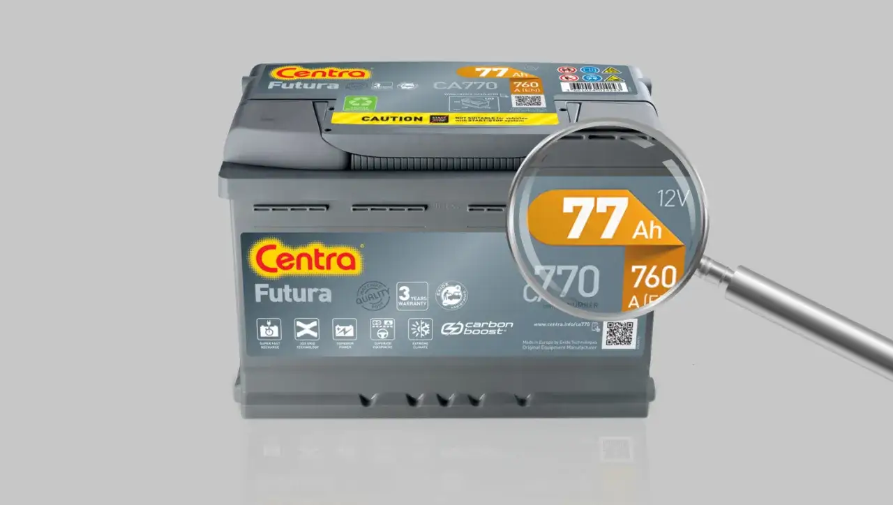 Akumulator Centra Futura 77 Ah. Powiększenie ukazuje pojemność akumulatora 77 Ah.