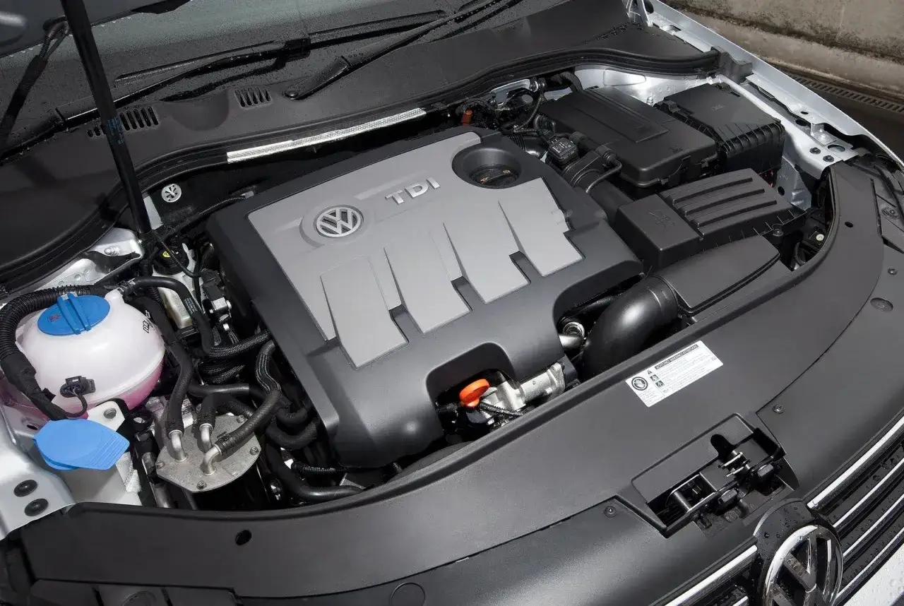 Silnik 2.0 TDI Volkswagena, czysty i zadbany, gotowy do drogi.