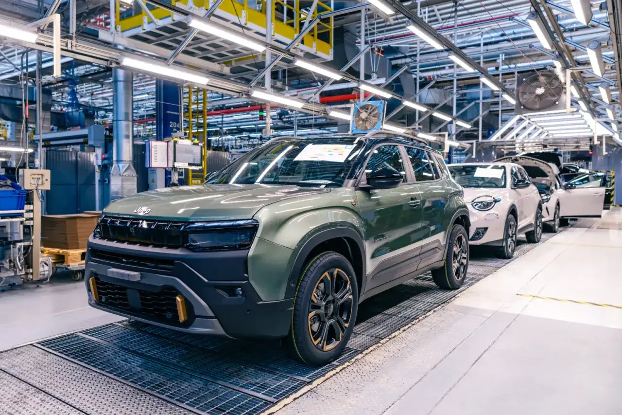 Zielony Jeep Avenger na linii produkcyjnej. Sprawdź atrakcyjną jeep avenger cena!