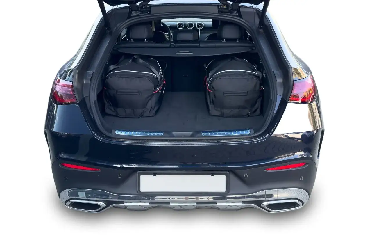 Bagażnik czarnego Mercedes-Benz GLC gotowy na podróż, wypełniony dwoma dużymi torbami.