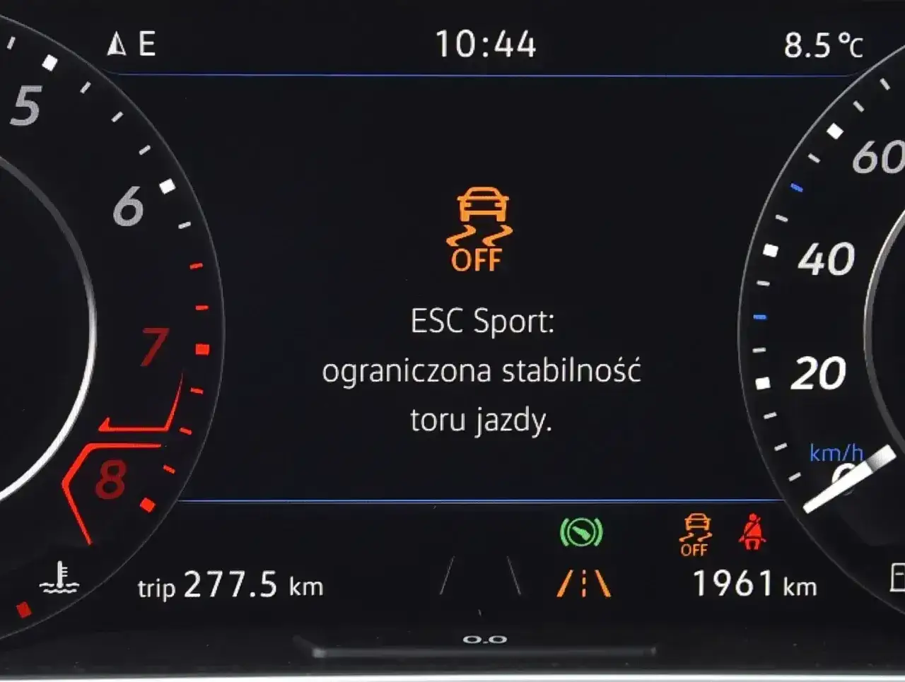 Kontrolka ESP wyłączona, tryb ESC Sport aktywny. Ograniczona stabilność toru jazdy.