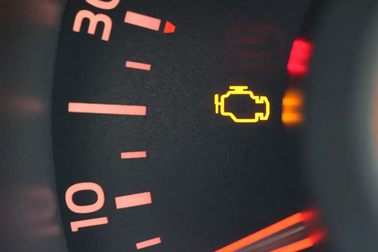 Kontrolka silnika świeci. Zastanawiasz się, jak skasować błąd check engine bez komputera? Czasem wystarczy prosta procedura.
