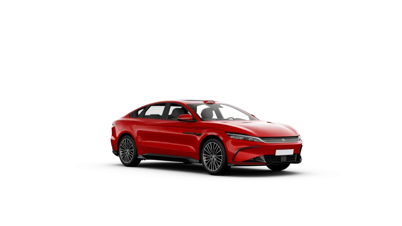 Czerwony BYD Han, nowoczesny sedan elektryczny, prezentuje się na tle zieleni.