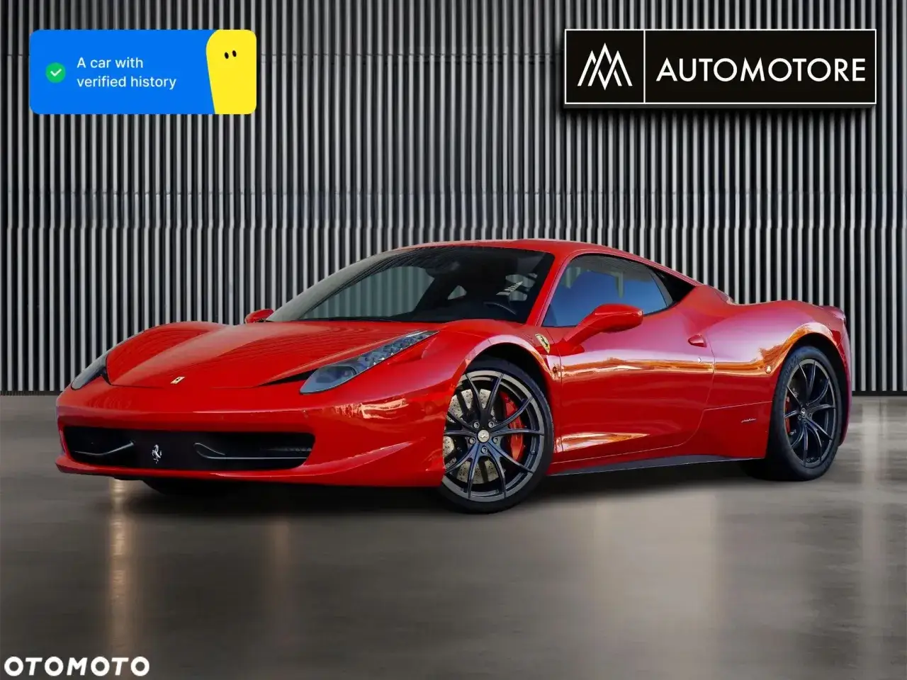 Czerwone Ferrari 458 Italia lśni na tle pionowych, metalicznych pasów. Samochód z weryfikowaną historią, gotowy do jazdy.
