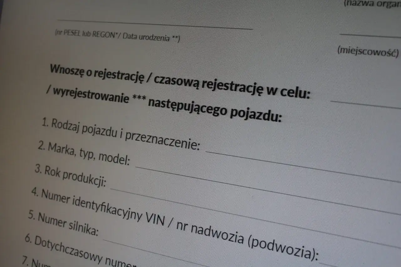 Formularz rejestracji pojazdu. Wpisz dane auta, co po zakupie auta, by je zarejestrować.