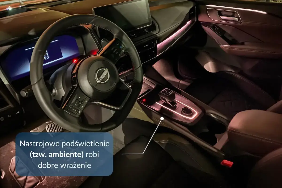 Wnętrze Nissan Qashqai 2025 z nastrojowym podświetleniem ambientowym, które tworzy przyjemną atmosferę podczas jazdy.