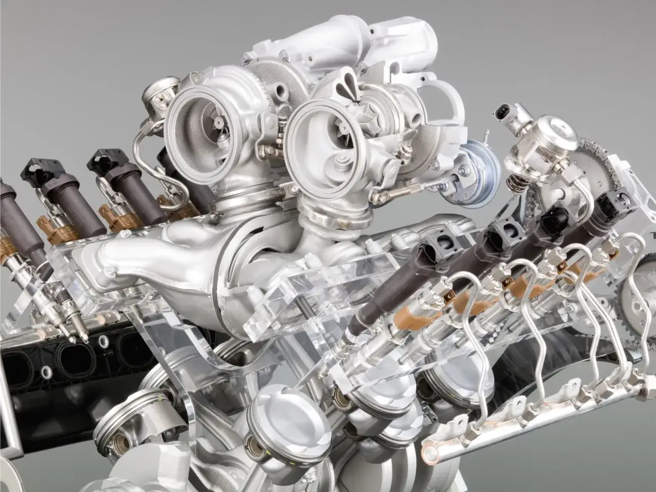 Silnik V8 z podwójnym turbodoładowaniem (biturbo), widoczne tłoki, wtryskiwacze i turbosprężarki.