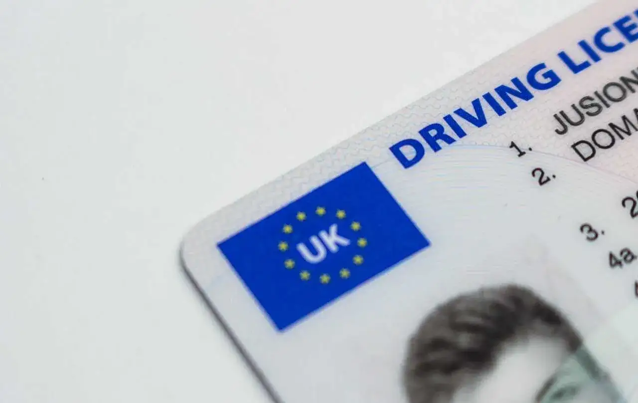 Prawo jazdy UK z flagą UE. Planujesz wymiana prawa jazdy bezterminowego? Dokument jest ważny.
