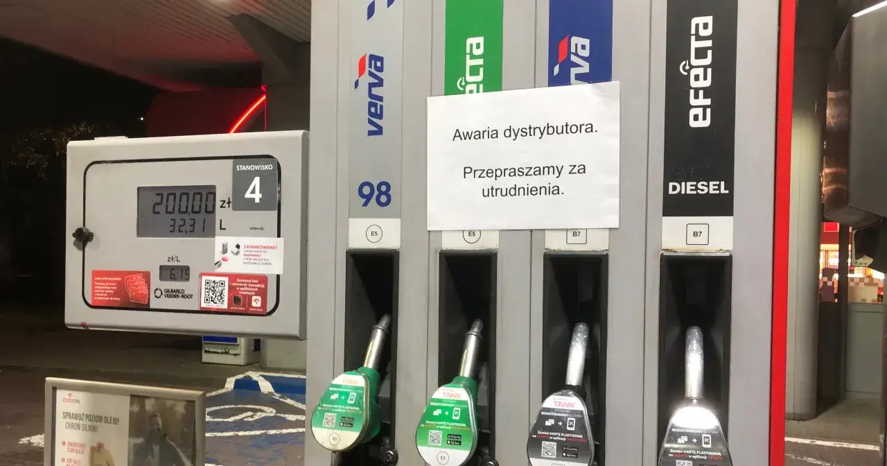 Dystrybutor z olejem napędowym (Diesel) na stacji paliw, z informacją o awarii. Obok wyświetlacz z ceną 200 zł za 32,31 litra.