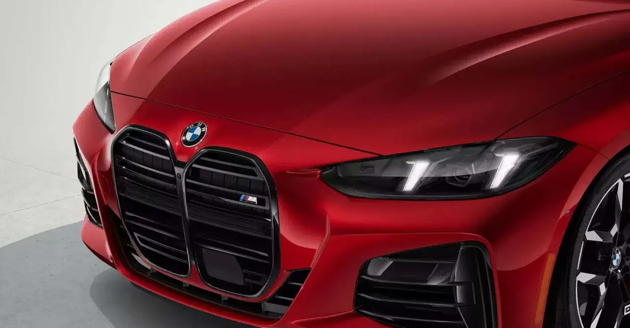 Czerwone BMW M440i z charakterystycznym grillem i ostrymi światłami LED.