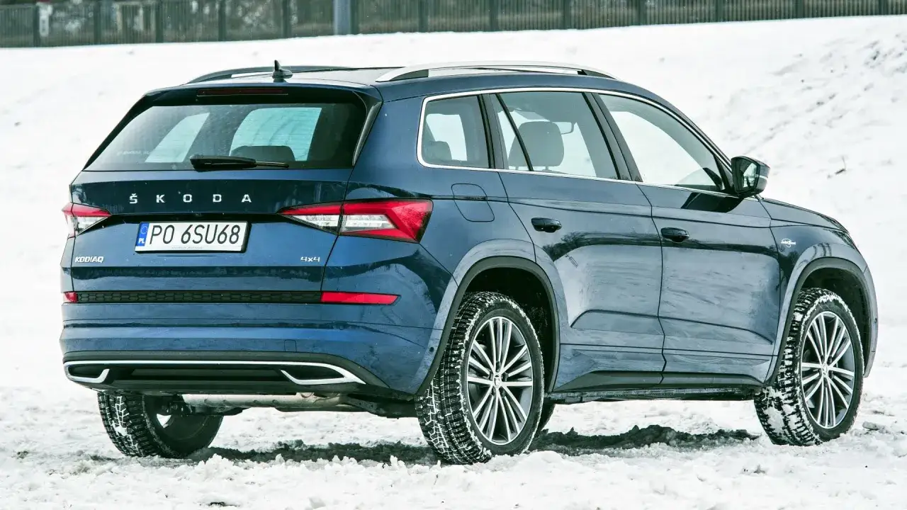 Granatowy Skoda Kodiaq 4x4 na śniegu. Sprawdź aktualne Skoda Kodiaq - ceny i oferty.