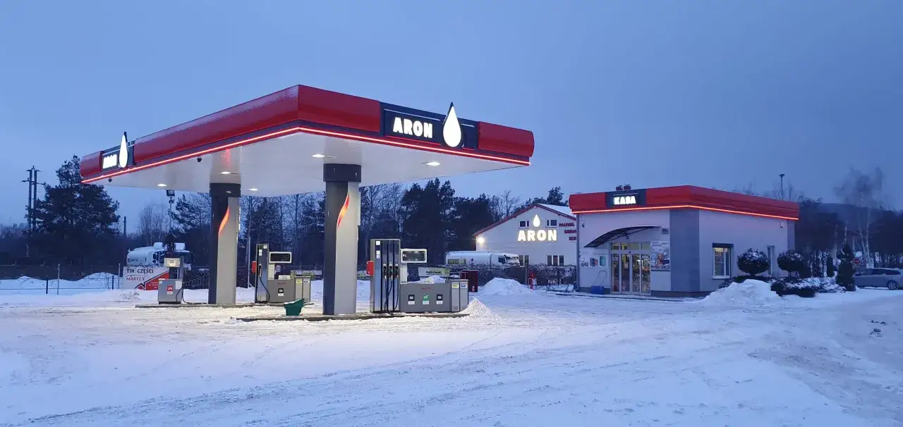 Stacja paliw ARON w zimowej scenerii. Dostępne paliwo diesel i inne.