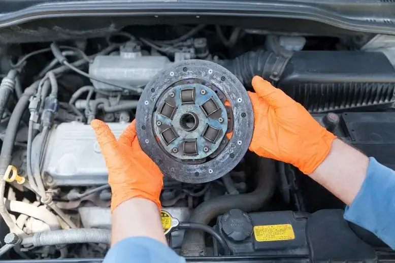 Zdjęcie Objawy zapowietrzenia sprzęgła, które mogą zrujnować twoje auto
