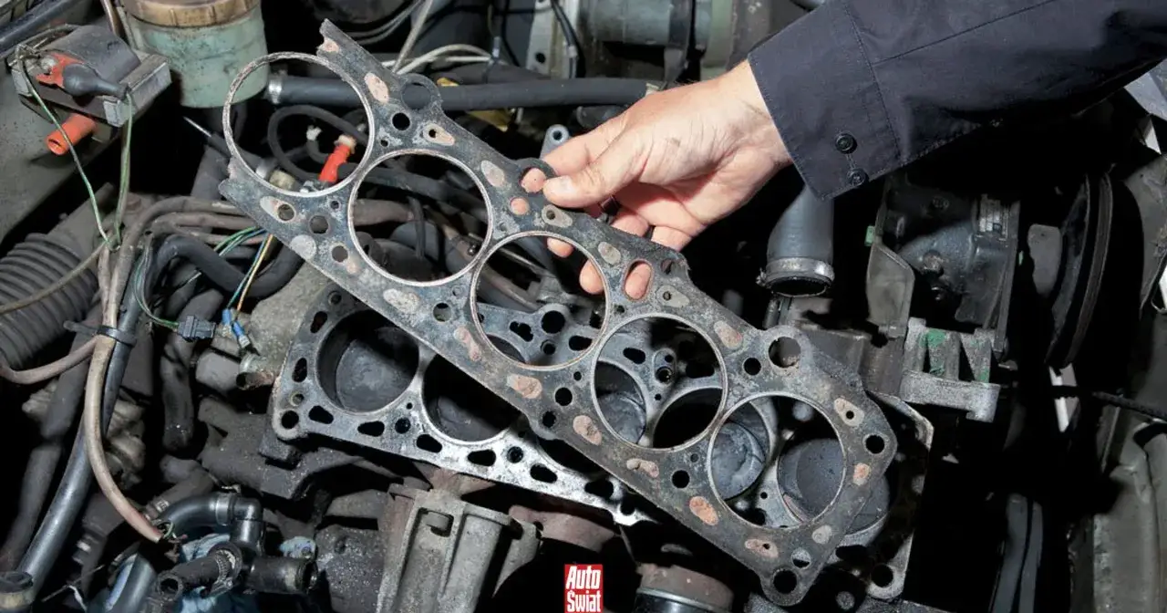 Uszczelka pod głowicą kosztuje sporo, ale jej wymiana jest kluczowa dla silnika. Widać ją na zdjęciu, jak mechanik ją trzyma.
