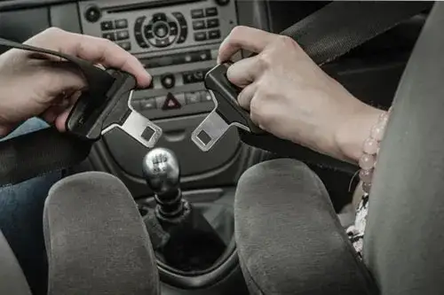 Zdjęcie Kto może jeździć bez pasów bezpieczeństwa? Wyjątki i przepisy w Polsce
