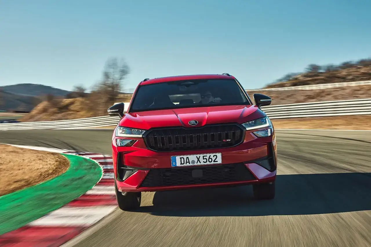 Czerwony SUV z grupy VAG pędzi po torze wyścigowym.