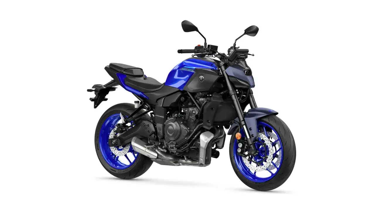 Niebiesko-granatowy motocykl Yamaha MT-07. Sprawdź yamaha mt-07 dane techniczne, by poznać jego możliwości.