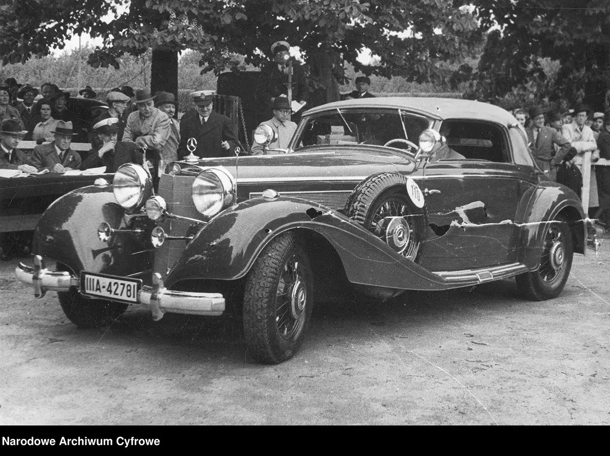 Elegancki kabriolet Daimler z lat 30. XX wieku, z widocznym logo marki, podczas wyścigu.